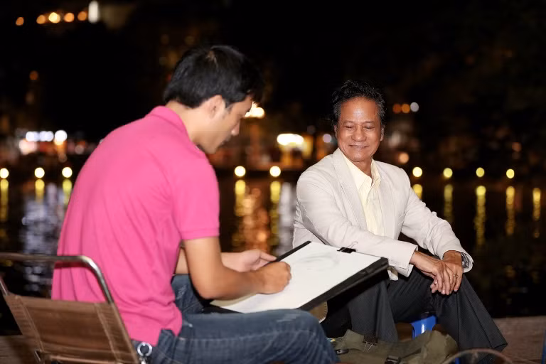 Chế Linh dành thời gian dạo phố đêm Hà Nội ảnh 9
