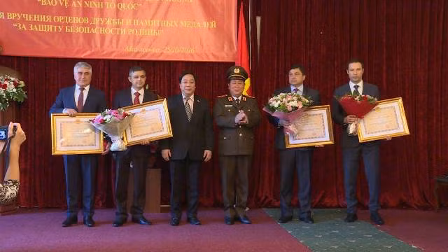 Việt Nam trao Huân chương cho các trường Bộ Nội vụ Nga ảnh 1