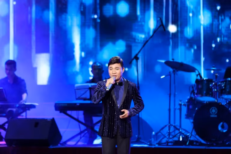 Chế Linh hạnh phúc với liveshow đông kín khán giả Thủ đô ảnh 12