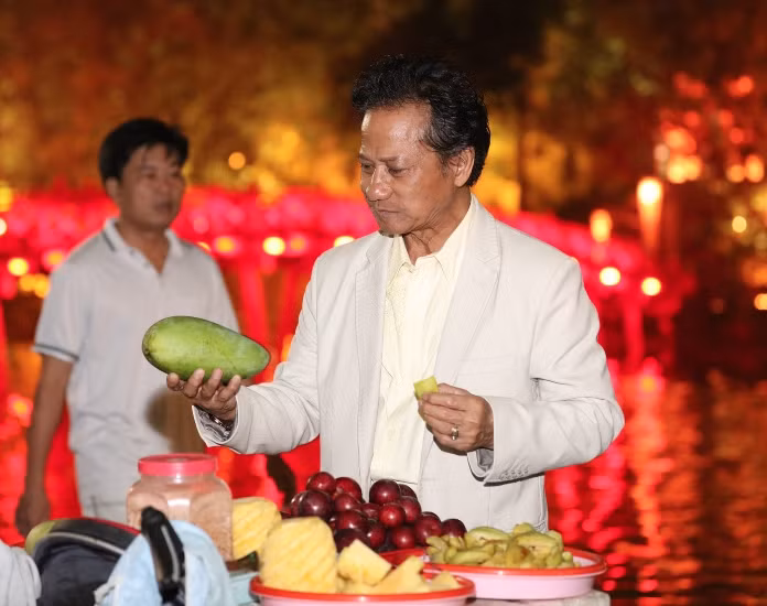 Chế Linh dành thời gian dạo phố đêm Hà Nội ảnh 10