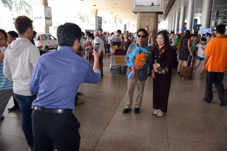 Chế Linh rạng rỡ cùng vợ về Việt Nam chuẩn bị cho liveshow tại Hà Nội ảnh 3