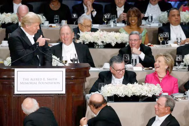 Ngồi cùng bàn tiệc, bà Clinton, ông Trump chọc nhau cười "phớ lớ" ảnh 6