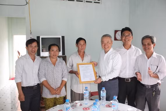 Trao tặng 25 nhà tình thương cho người nghèo ảnh 1