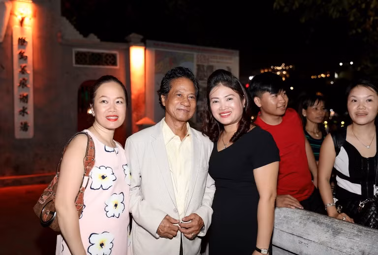 Chế Linh dành thời gian dạo phố đêm Hà Nội ảnh 6