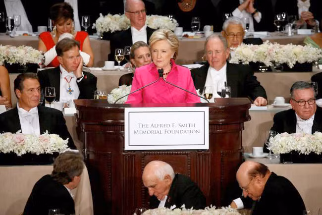 Ngồi cùng bàn tiệc, bà Clinton, ông Trump chọc nhau cười "phớ lớ" ảnh 10
