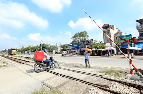 Tai nạn “rình rập” trên đường sắt qua Thường Tín ảnh 5