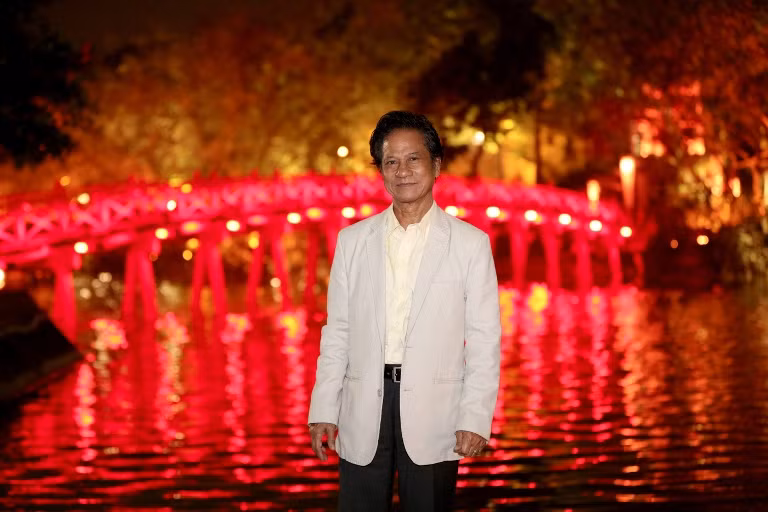 Chế Linh dành thời gian dạo phố đêm Hà Nội ảnh 3