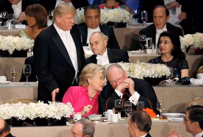 Ngồi cùng bàn tiệc, bà Clinton, ông Trump chọc nhau cười "phớ lớ" ảnh 5
