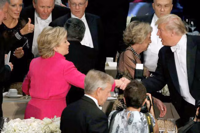 Ngồi cùng bàn tiệc, bà Clinton, ông Trump chọc nhau cười "phớ lớ" ảnh 4