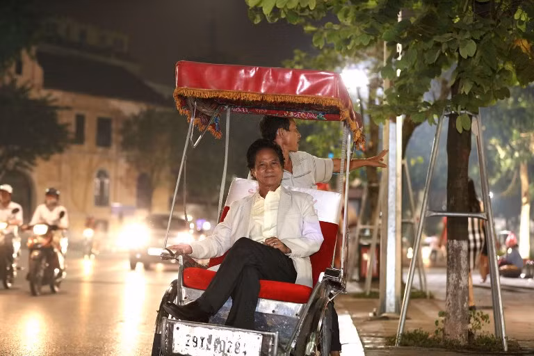 Chế Linh dành thời gian dạo phố đêm Hà Nội ảnh 4