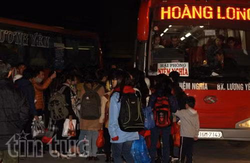 Khách xếp hàng dài mua vé về quê ảnh 6