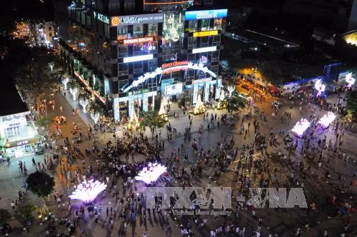 Cả nước sôi động đón mừng 2016 ảnh 1