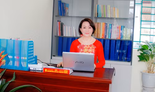Nữ hiệu trưởng tài năng ảnh 1