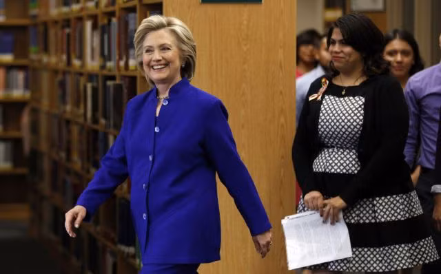 Bà Hillary từng thi uống vodka với ông John McCain ảnh 1