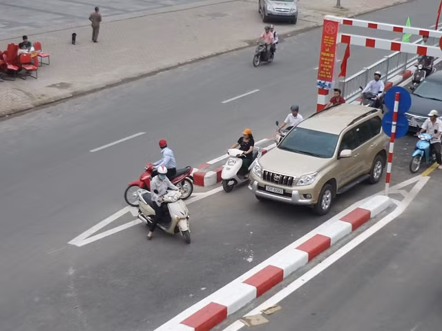 Thót tim xem xe máy phi ngược lên cầu lắp ghép ảnh 8