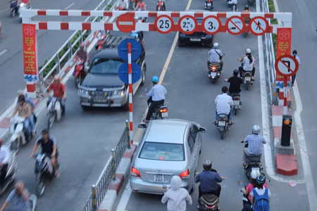 Thót tim xem xe máy phi ngược lên cầu lắp ghép ảnh 5