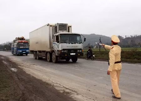 Đảm bảo an toàn giao thông dịp nghỉ lễ 30/4 và 1/5: Tăng cường tuần tra, kiểm soát, xử lý nghiêm ảnh 2