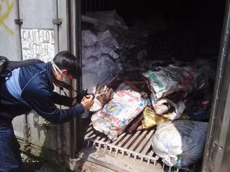 Tiếp tục làm rõ đường dây thu gom, tiêu thụ chân trâu bò, lòng lợn thối xuyên Bắc Nam ảnh 1
