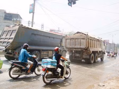 Xe chở vật liệu, phế thải 'tung hoành' trong giờ cấm ảnh 1
