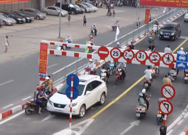 Thót tim xem xe máy phi ngược lên cầu lắp ghép ảnh 10