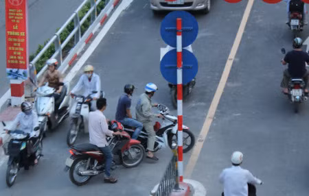 Thót tim xem xe máy phi ngược lên cầu lắp ghép ảnh 6