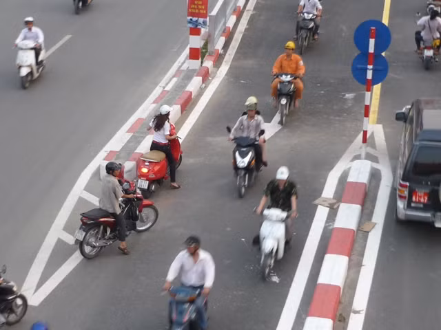 Thót tim xem xe máy phi ngược lên cầu lắp ghép ảnh 11