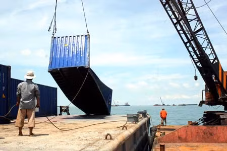 Bắt đầu trục vớt container trong tàu Trường Hải Star bị chìm ảnh 2