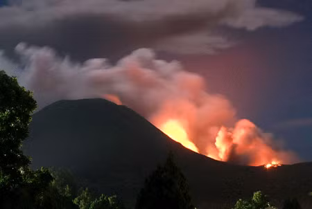 Núi lửa Lokon ở Inđônêxia phun trào ảnh 1