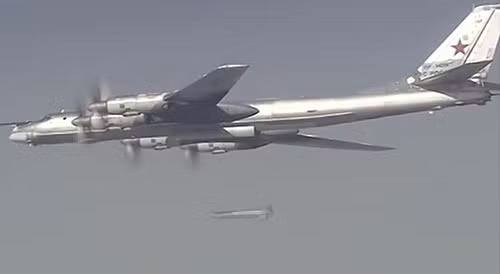 Tu-160 và Tu-95MS xuất trận lần đầu trên bầu trời Syria ảnh 1