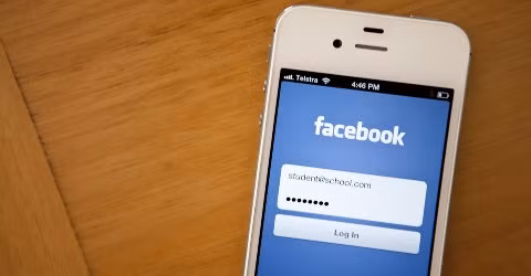 Rút quyết định xử phạt 3 cán bộ "chê" chủ tịch tỉnh trên Facebook ảnh 1