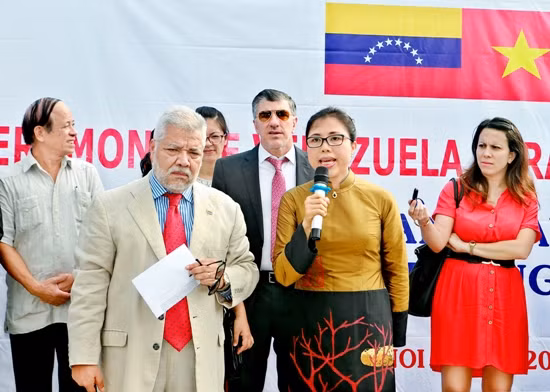 Khánh thành đoạn tranh gốm về người anh hùng giải phóng của Venezuela ảnh 1