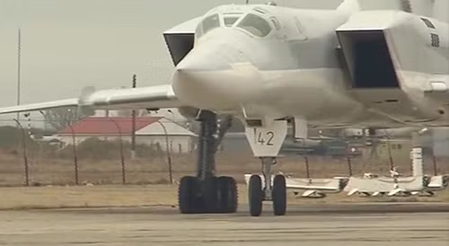 Tu-160 và Tu-95MS xuất trận lần đầu trên bầu trời Syria ảnh 5