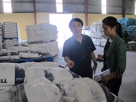 Niêm phong hàng tấn thức ăn chăn nuôi nghi sử dụng chất cấm ảnh 2