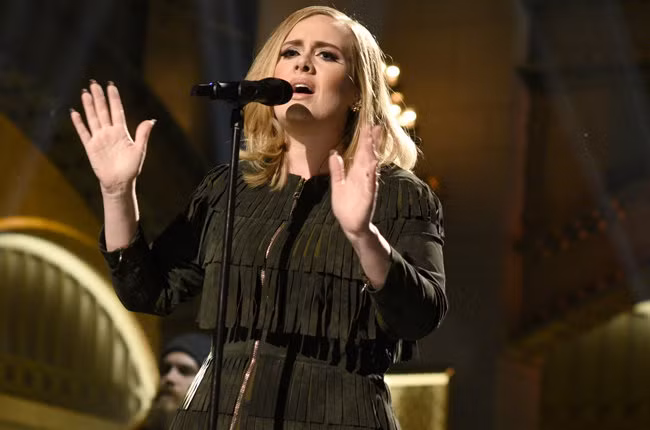 Album "25" của Adele bán sạch 2,3 triệu bản trong 3 ngày ảnh 1