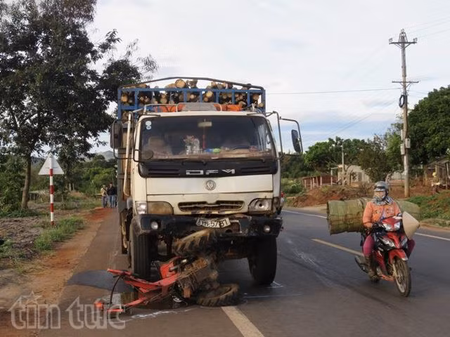 Xe tải kéo rê công nông, 14 người thương vong ảnh 1