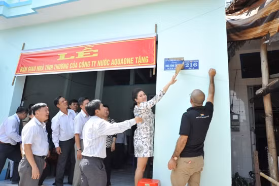 Trao tặng 10 căn nhà tình thương tại tỉnh Hậu Giang ảnh 1