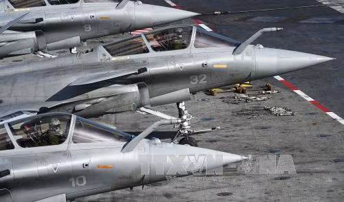 Máy bay Pháp cất cánh từ tàu Charles De Gaulle tiêu diệt IS ảnh 1