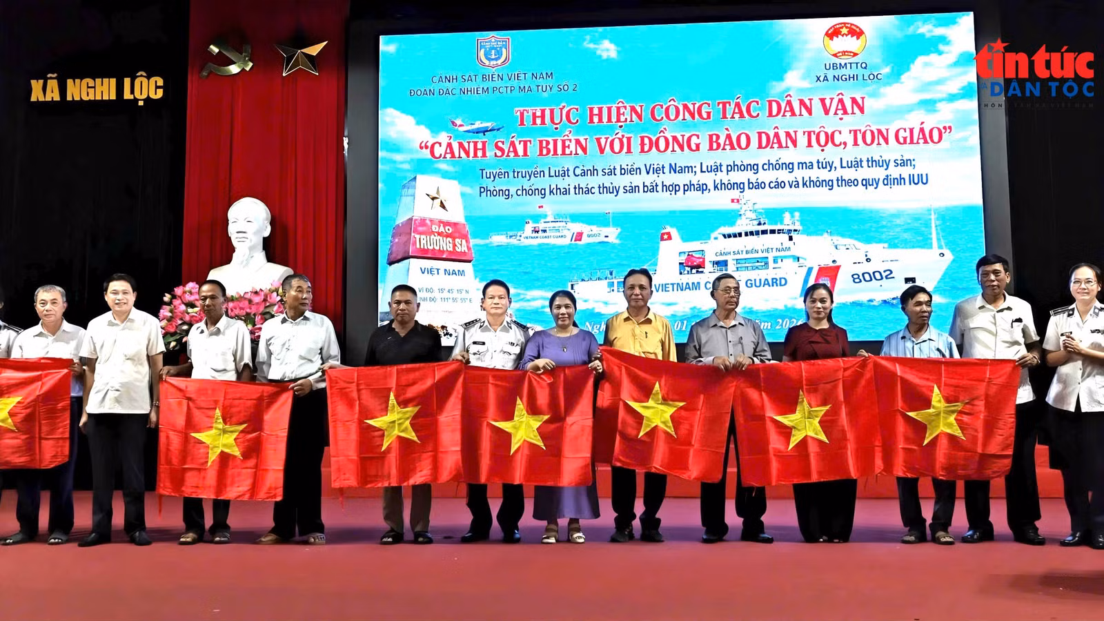 Trao tặng cờ Tổ quốc, đồng hành cùng ngư dân vươn khơi bám biển