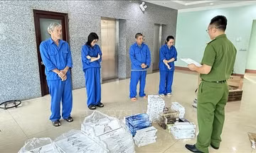 Khởi tố 6 đối tượng buôn bán, tàng trữ 876 cây thuốc lá nhập lậu