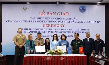 Bàn giao hiện vật doanh trại Reasoner cho Hoa Kỳ