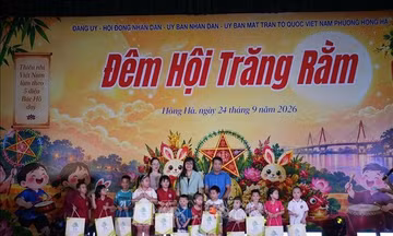 Thiếu nhi vui Tết Trung thu khắp phố phường Hà Nội