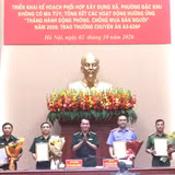 Trung tướng Vũ Trung Kiên, Ủy viên Trung ương Đảng, Tư lệnh Bộ đội Biên phòng trao thưởng cho các lực lượng chức năng có thành tích trong công tác phòng chống mua bán người và ma túy.