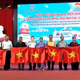 Trao tặng cờ Tổ quốc, đồng hành cùng ngư dân vươn khơi bám biển
