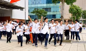 Học sinh Hà Nội náo nức đón năm học mới