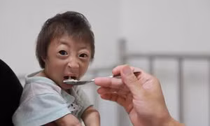 Ngắm cô bé nhỏ nhất thế giới