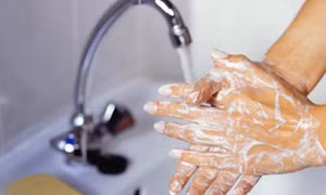 Rửa tay bằng xà phòng làm yếu cơ tay?