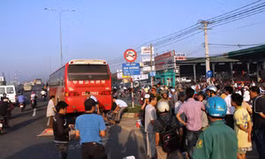 Xe máy va chạm với xe khách, một người chết