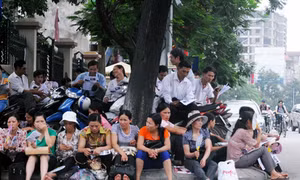 Muôn vẻ phụ huynh 'ngóng' sĩ tử