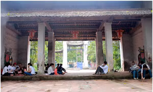 Hà Nội: Thí sinh nương nhờ cửa chùa giờ nghỉ trưa