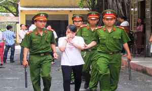 Tiếp viên chém quản lý nhà hàng lĩnh 3 năm tù